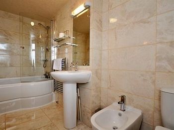 Bryn Woodlands House Guest house 4*